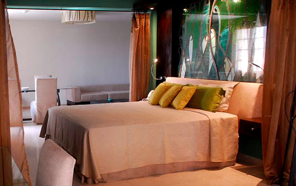 Hotel-Palacio-del-Marques-de-San-Felipe-y-Santiago-de-Bejucal-Havana-interior-of-luxurious-bedrooms